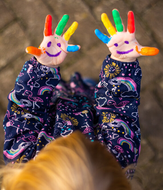 Handgesichter Kind mit bemalten Händen